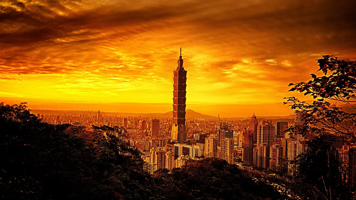 黃昏時的台北天際線